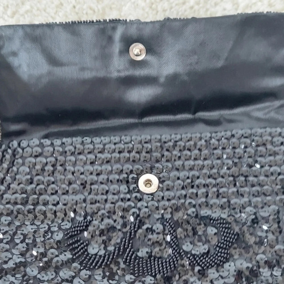 La Regale Vintage Black Sequined Evening Bag with seed Beaded flower - Picture 3 of 8